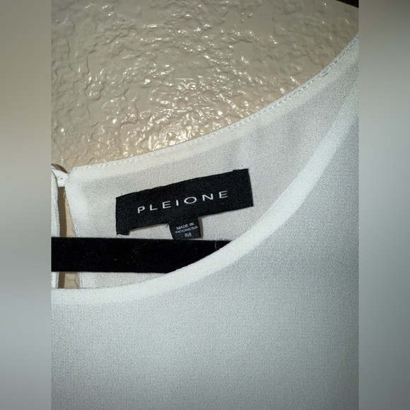 Pleione White Sleeveless Tank Top - Picture 2 of 3